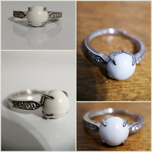Charger l'image dans la galerie, Un collage de quatre vues différentes d'une Bague modèle 3 de Bijoux La Précieuse avec une demi-perle solidement maintenue dans un serti griffes, accentuée par de petits zircons de couleur sur l'anneau.