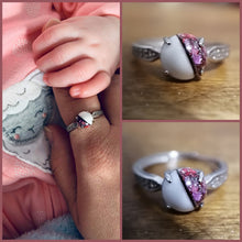 Charger l'image dans la galerie, Un moment précieux capturé alors qu'une petite main de bébé saisit un doigt orné d'une magnifique bague en forme de cœur Bijoux La Précieuse Bague modèle 3, ainsi que des vues rapprochées de la bague sous différents angles.