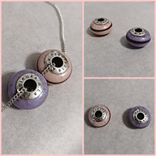 Charger l'image dans la galerie, Phrase avec produit remplacé :
Un collage de charms Perle européenne circulaires de couleur pastel avec des détails argentés, chaque charm gravé des mots « poissons » et des symboles astrologiques, affiché sur une surface gris clair avec un charm suspendu par un Bijoux La Précieuse.