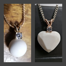 Charger l'image dans la galerie, Image fractionnée montrant deux vues d'un pendentif Pendentif Juri : à gauche, un gros plan d'une pierre de naissance ronde élégamment suspendue au-dessus d'une pierre blanche en forme de cœur sur une chaîne délicate ; sur