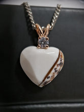 Charger l'image dans la galerie, Un pendentif Juri au design à motifs, comportant une petite pierre de naissance brillante à son sommet, suspendu à une chaîne en argent sterling 925 et présenté dans une boîte à bijoux sombre de la Bijouterie Langlois.