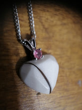 Charger l'image dans la galerie, Une délicate pierre précieuse rose, Pendentif Juri de la Bijouterie Langlois attachée à une chaîne en argent sterling 925, reposant sur une surface en bois, dégageant élégance et chaleur.