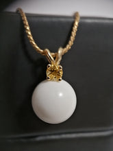 Charger l'image dans la galerie, Un élégant pendentif Pendentif Juri avec une monture en or 10 carats, suspendu à une chaîne en or torsadée, affiché sur un fond sombre qui accentue son éclat et son luxe par Bijouterie Langlois.