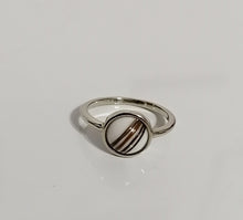 Charger l'image dans la galerie, Une Bague Coupe fine de MONA fine joaillerie avec une pierre de forme ovale aux motifs rayés, affichée sur un fond blanc.