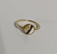 Charger l'image dans la galerie, Une bague solitaire MONA fine joaillerie Coupe fine avec une petite lunette ovale sertie de perles de 8 mm repose sur un fond blanc éclatant.