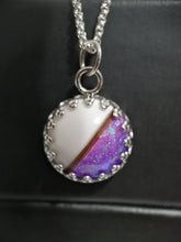 Charger l'image dans la galerie, Un Pendentif Griffes rond au design violet et blanc scintillant, comportant des inclusions de demi-perles de 12 mm, suspendu à une chaîne Bijoux La Précieuse sur un fond sombre.