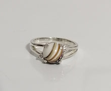 Charger l'image dans la galerie, Une Bague Angélique en argent de MONA fine joaillerie avec une élégante pièce maîtresse en pierre rayée flanquée de petits accents étincelants, affichée sur un simple fond blanc.
