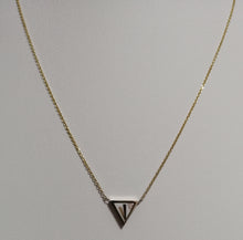 Charger l'image dans la galerie, Un délicat collier **Collier Triangle** doré de **MONA joaillerie fine**, mettant en valeur des inclusions personnalisées, affiché sur un fond pâle.