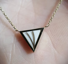 Charger l'image dans la galerie, Une photo en gros plan d'un collier Triangle de MONA joaillerie fine, présentant un pendentif triangulaire sur une chaîne en or, avec un design géométrique.