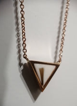 Charger l'image dans la galerie, Un collier fin MONA joaillerie doré avec un pendentif géométrique au design minimaliste avec une incrustation blanche et une ligne verticale singulière.