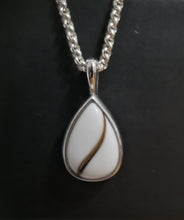 Charger l'image dans la galerie, Un élégant pendentif Goutte15 avec une incrustation blanche et une ligne singulière et sinueuse, suspendu à une chaîne en argent, affiché sur un fond sombre pour un contraste qui souligne sa simplicité et sa beauté par MONA fine joaillerie