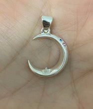 Charger l'image dans la galerie, Un délicat Pendentif Lune de fine joaillerie MONA avec des zircons de couleur de naissance incrustés reposant sur une paume, symbolisant la beauté céleste sous une forme tangible.