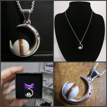 Charger l'image dans la galerie, Un élégant pendentif Lune de MONA fine joaillerie avec un design de croissant et de zircons de couleur de naissance, présenté dans différents environnements incluant une boîte.