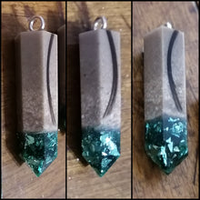Charger l'image dans la galerie, Un triptyque d'un Pendentif Oeillet de MONA fine joaillerie montrant un cristal avec un dégradé d'inclusion lait maternel allant d'un dessus transparent à une base verte riche, affiché sur un fond en bois.