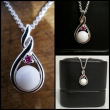 Charger l'image dans la galerie, Un collage mettant en valeur un délicat Pendentif Amiko de la Bijouterie Langlois avec un zircon principal de couleur diamant et accentué par de petites pierres précieuses rouges, présenté dans différents sertissages : accroché à une chaîne et élégamment drapé.