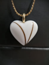 Charger l'image dans la galerie, Un pendentif MONA fine joaillerie Pendentif Oeillet, orné de lignes marron minimalistes et comportant une inclusion exclusive de lait maternel, est suspendu à une chaîne dorée sur fond noir.
