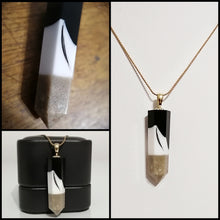 Charger l'image dans la galerie, Un élégant Pendentif RG150 de Bijoux La Précieuse avec un mélange harmonieux d'éléments noirs et blancs suspendu à une délicate chaîne en or, joliment présenté à côté de sa boîte à bijoux noire assortie. La pièce maîtresse est une perle ronde singulière.