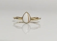 Charger l'image dans la galerie, Anneau torsadé élégant avec une pierre précieuse en forme de larme et une surface réfléchissante mettant en valeur son design délicat : Bague Twist fine joaillerie MONA.