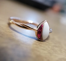 Charger l'image dans la galerie, Gros plan d'une élégante bague Bague Twist de MONA fine joaillerie avec un anneau en or et une monture unique ornée d'une pierre blanche et rose.