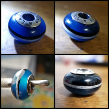 Charger l'image dans la galerie, Un collage de quatre photos en gros plan présentant une toupie bleue et argentée et des bracelets Perle européenne sous différents angles, mettant en valeur son design épuré et les détails complexes de son corps. (Nom de marque : Bijoux La Précieuse)