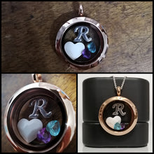 Charger l'image dans la galerie, Un collage de trois images mettant en valeur un Pendentif Médaillon de couleur or rose avec la lettre "r" au centre, entouré d'un cœur et de pierres précieuses avec inclusions, présentés sur différents fonds de Bijoux La Précieuse.