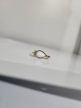 Charger l'image dans la galerie, Une délicate bague Bague London de MONA fine joaillerie avec une pierre précieuse centrale en forme de poire accentuée par des pierres plus petites sur une surface réfléchissante, symbolisant l'élégance et la sophistication ; cette pièce est l'un des bijoux personnalisés uniques, sur mesure