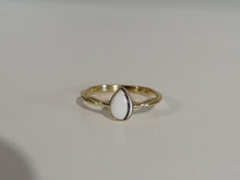 Charger l'image dans la galerie, Une délicate bague Bague Twist comportant une pièce maîtresse unique en forme de poire sur fond blanc uni par MONA fine joaillerie.