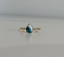 Charger l'image dans la galerie, Une bague Bague Twist solitaire présentée sur fond blanc, méticuleusement réalisée par MONA Fine Joaillerie.