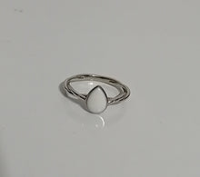 Charger l'image dans la galerie, Une bague Bague Twist avec une pierre en forme de poire sertie sur une surface blanche par MONA fine joaillerie.