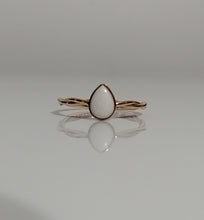 Charger l'image dans la galerie, Une bague solitaire Bague Twist, élégamment posée sur une surface réfléchissante, dégage un sentiment de sophistication délicate, incarnant l'engagement de MONA fine joaillerie envers l'élégance.
