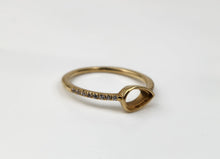 Charger l'image dans la galerie, La Bague Goutte de vie de MONA fine joaillerie est une bague en or ornée d'une monture vide en forme de poire et de zircons étincelants sur l'anneau, sur fond blanc uni.