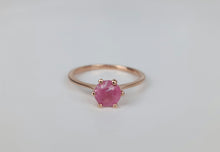 Load image into Gallery viewer, Bague Solitaire Éternelle en or 10 carats de la maison de joaillerie MONA, ornée d&#39;une pierre centrale en verre rose ronde sertie dans un sertissage à six griffes. La bague est placée à la verticale sur une surface claire et réfléchissante, mettant en valeur la couleur vive de la pierre précieuse et le design délicat de la bague.
