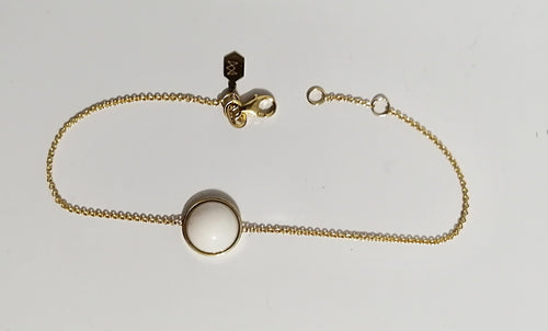 Remplacer par : Élégant bracelet Cabella en or de MONA fine joaillerie avec inclusions lait maternel en pièce maîtresse sur fond blanc.