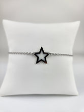 Charger l&#39;image dans la galerie, Un délicat Bracelet Étoile sur une chaîne Bijoux La Précieuse élégamment présenté sur un fond blanc matelassé, intégrant un cordon ombilical.
