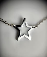 Charger l&#39;image dans la galerie, Gros plan d&#39;un pendentif étoile brillant suspendu à un bracelet Bijoux La Précieuse Étoile, symbolisant l&#39;élégance et la simplicité.
