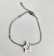 Load image into Gallery viewer, Un Bracelet Étoile en argent en acier inoxydable avec une breloque en forme d&#39;étoile sur une surface blanche par Bijoux La Précieuse.
