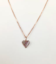 Charger l&#39;image dans la galerie, Le Pendentif Mini Coeur de MONA fine joaillerie se compose d&#39;une chaîne en or 10k et d&#39;un pendentif en forme de cœur, moitié argent avec inclusions colorées et moitié or simple, sur fond blanc.
