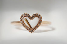 Charger l&#39;image dans la galerie, Le Bague Coeur avec zircons de MONA fine joaillerie présente un cœur en émail blanc bordé de zircons étincelants et rehaussé d&#39;une bande diagonale dorée au centre.
