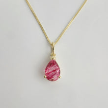 Charger l&#39;image dans la galerie, Le Pendentif Goutte Éternelle de MONA fine joaillerie est un collier en or 10 carats orné d&#39;une pierre précieuse rose en forme de goutte dans un serti simple, sur un fond blanc uni.
