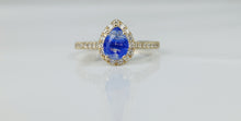 Load image into Gallery viewer, La Bague Bonheur Éternel de la Bijouterie Langlois est composée d&#39;un anneau en or avec une pierre centrale bleue en forme de goutte en son centre, entourée de petits diamants clairs. La fine bande en or 10 carats est ornée de petits diamants supplémentaires, créant un effet scintillant sur un fond uni de couleur claire.
