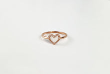 Charger l&#39;image dans la galerie, La Bague Coeur avec zircons de MONA fine joaillerie est une délicate bague minimaliste en or rose, présentant un cœur ouvert souligné de zircons étincelants, sur un fond blanc uni.
