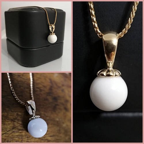 Un collage de trois images présentant un pendentif sophistiqué Bijoux La Précieuse avec une perle ronde ; celui en haut à gauche montre le pendentif élégamment placé dans une boîte à bijoux noire, celui en haut à droite se concentre sur le pendentif attaché à un doré.