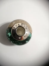 Load image into Gallery viewer, Un objet rond avec un capuchon en métal, qui n&#39;est pas sans rappeler Perle européenne Luxe de MONA fine joaillerie.
