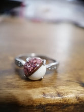 Load image into Gallery viewer, Gros plan d&#39;une élégante bague Bague modèle 3 avec une pierre blanche et rose et une demi-perle serties sur une surface en bois par Bijoux La Précieuse.
