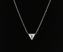 Charger l&#39;image dans la galerie, Un collier minimaliste en argent MONA joaillerie fine Triangle avec un pendentif triangulaire, présenté sur un fond sombre, créant un contraste saisissant.

