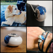 Load image into Gallery viewer, Un collage présentant divers objets et un chien : un labrador serein se reposant au bord d&#39;un lac, une élégante Perle européenne au motif tourbillonnant bleu et blanc, peut-être un bijou, la même Perle européenne vue.
