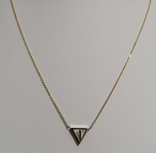Charger l&#39;image dans la galerie, Un délicat collier **Collier Triangle** doré de **MONA joaillerie fine**, mettant en valeur des inclusions personnalisées, affiché sur un fond pâle.
