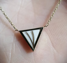 Charger l&#39;image dans la galerie, Une photo en gros plan d&#39;un collier Triangle de MONA joaillerie fine, présentant un pendentif triangulaire sur une chaîne en or, avec un design géométrique.
