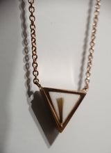 Charger l&#39;image dans la galerie, Un collier fin MONA joaillerie doré avec un pendentif géométrique au design minimaliste avec une incrustation blanche et une ligne verticale singulière.
