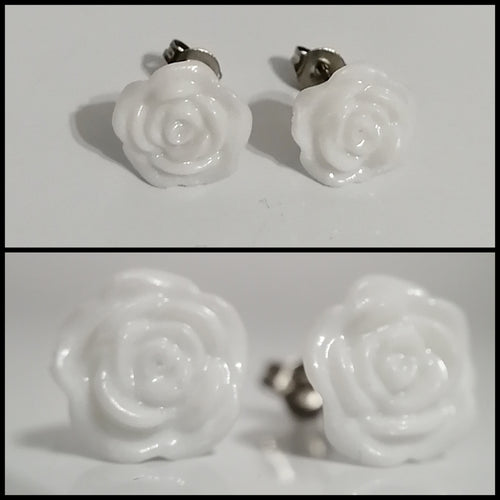Une paire de boucles d'oreilles blanches Boucles d'oreilles Fleurs Or blanc 14 carats de Bijoux La Précieuse sur fond clair, présentées sous deux angles différents.